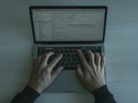 e met streepje typen