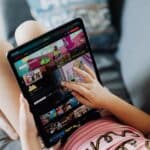 Kind gebruikt een iPad thuis