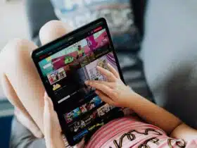 Kind gebruikt een iPad thuis
