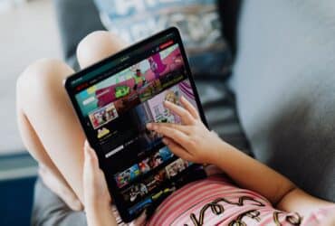 Kind gebruikt een iPad thuis