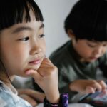 Kinderen kijken samen naar een tabletscherm
