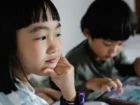Kinderen kijken samen naar een tabletscherm