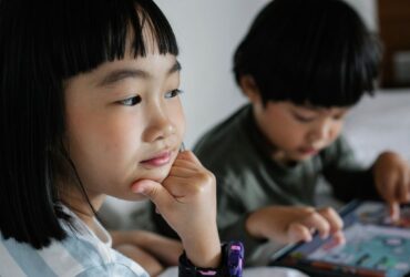Kinderen kijken samen naar een tabletscherm
