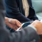 Tabletgebruik op de bank in de avond