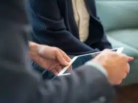 Tabletgebruik op de bank in de avond