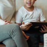 Ouder en kind gebruiken samen een tablet