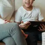 Ouder en kind gebruiken samen een tablet