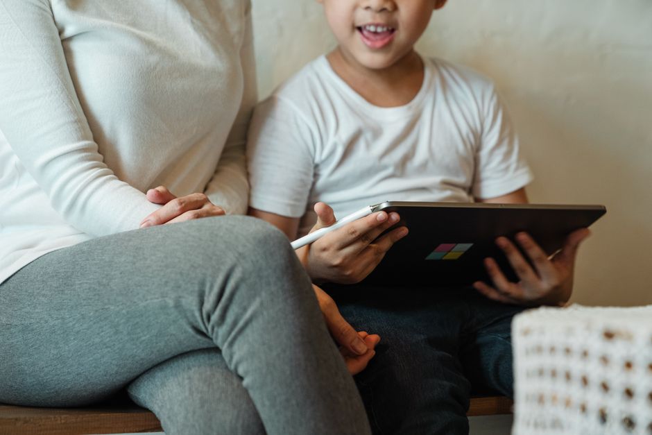Ouder en kind gebruiken samen een tablet