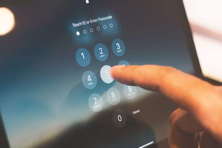 Iemand voert een toegangscode in op een tablet