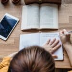 Notities maken op een tablet aan een bureau