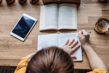 Notities maken op een tablet aan een bureau