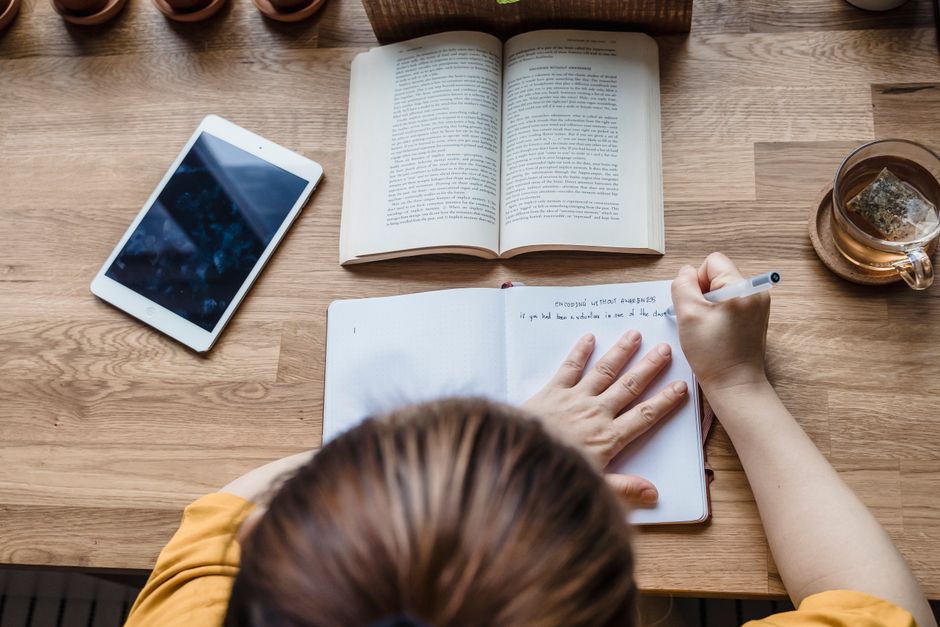 Notities maken op een tablet aan een bureau