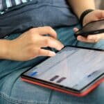 Handen die tekst typen op een Android-tablet met het schermtoetsenbord open