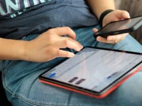 Handen die tekst typen op een Android-tablet met het schermtoetsenbord open