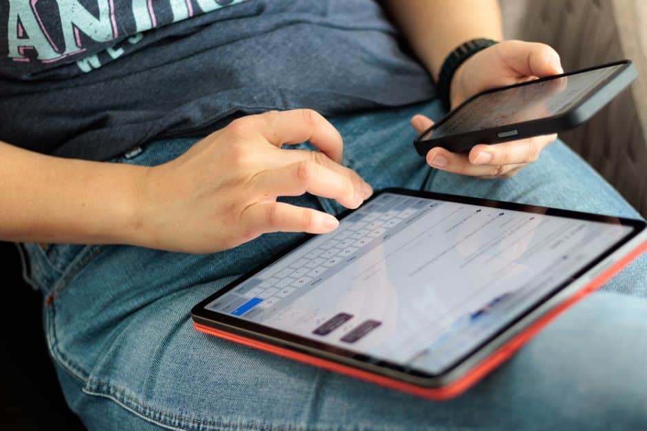 Handen die tekst typen op een Android-tablet met het schermtoetsenbord open