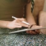 Student maakt digitale aantekeningen op een tablet