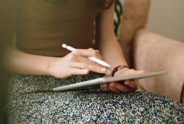 Student maakt digitale aantekeningen op een tablet
