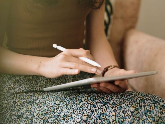Student maakt digitale aantekeningen op een tablet