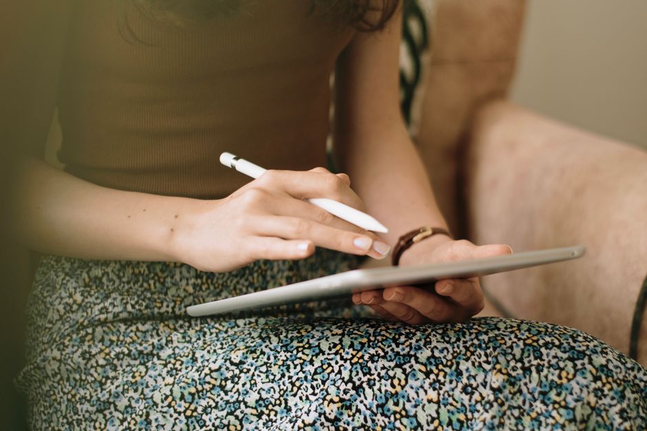 Student maakt digitale aantekeningen op een tablet