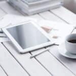 Tablet met stylus op een bureau
