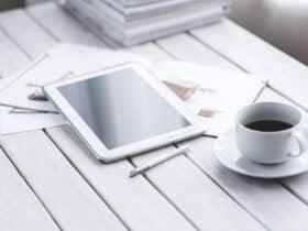 Tablet met stylus op een bureau