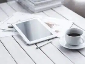 Tablet met stylus op een bureau