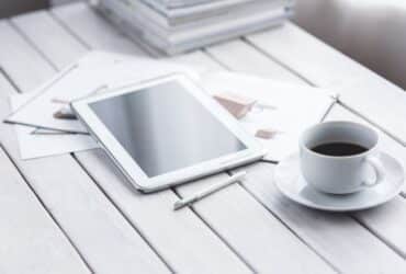 Tablet met stylus op een bureau