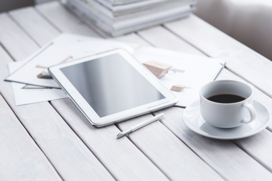 Tablet met stylus op een bureau