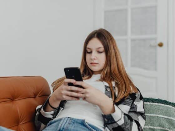 Tiener gebruikt een smartphone thuis