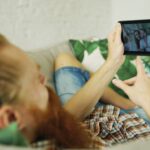TV kijken op een tablet op de bank