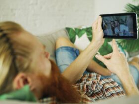 TV kijken op een tablet op de bank