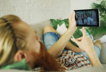 TV kijken op een tablet op de bank
