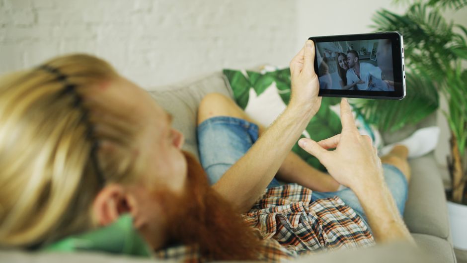 TV kijken op een tablet op de bank