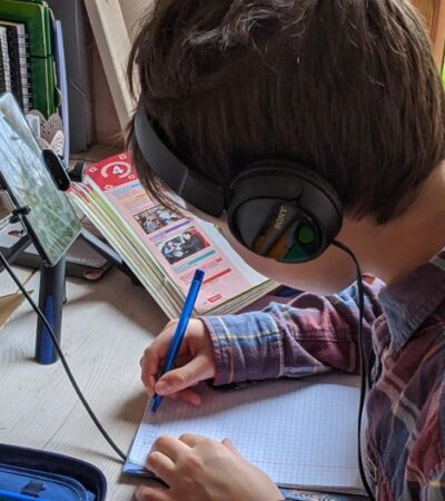 Kind met koptelefoon achter een tablet