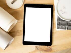 iPad op een houten bureau
