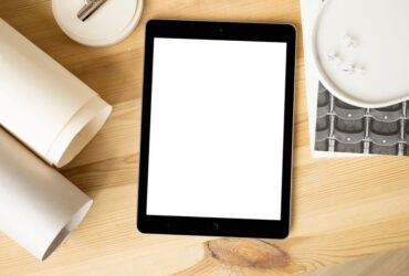 iPad op een houten bureau