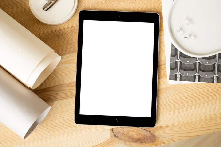 iPad op een houten bureau