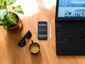 Lenovo tablet op een bureau