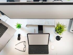 iPad naast een laptop als extra beeldscherm op een bureau