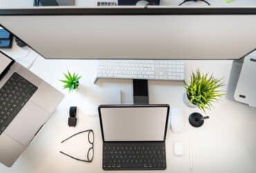 iPad naast een laptop als extra beeldscherm op een bureau