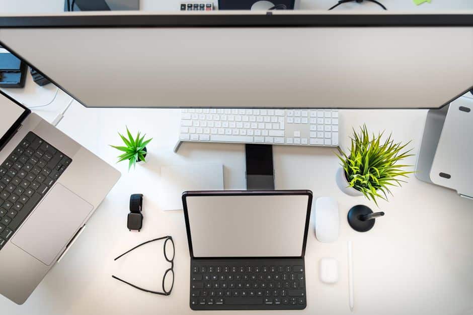 iPad naast een laptop als extra beeldscherm op een bureau