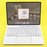 Tablet met los toetsenbord op een bureau