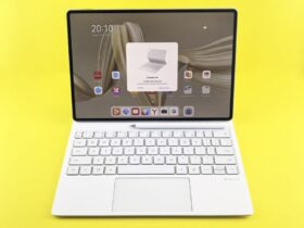Tablet met los toetsenbord op een bureau