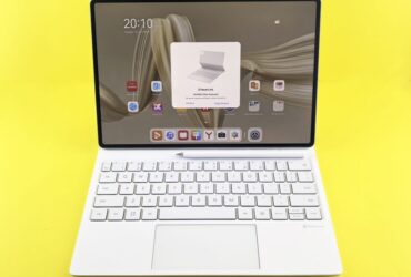 Tablet met los toetsenbord op een bureau