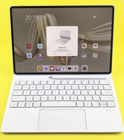Tablet met los toetsenbord op een bureau