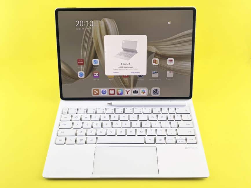 Tablet met los toetsenbord op een bureau