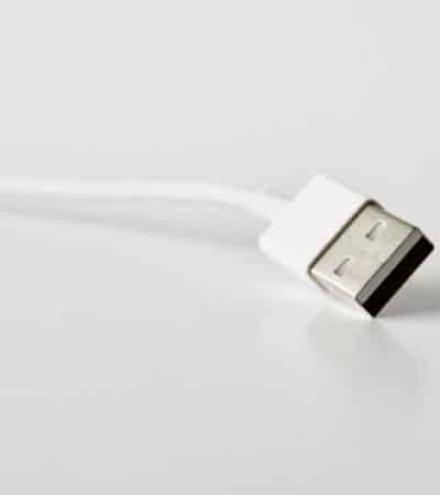 Oplaadkabel in de laadpoort van een tablet