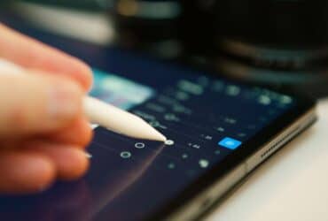 Stylus pen op het scherm van een tablet