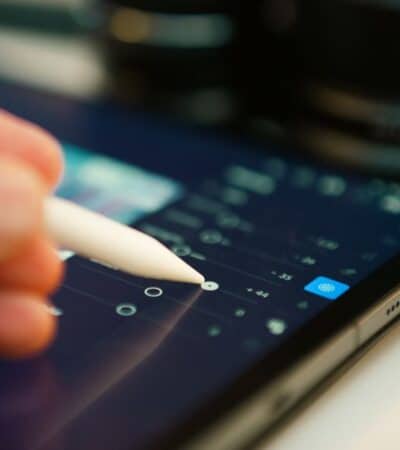 Stylus pen op het scherm van een tablet