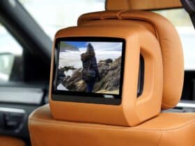 Tablet in een houder aan de hoofdsteun van een auto